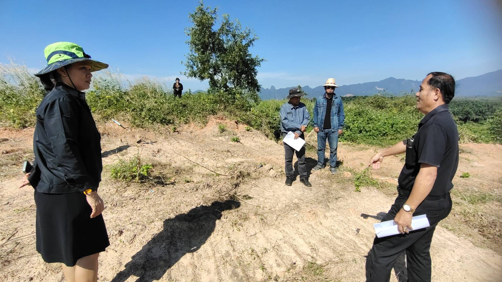 title - ปทจ.กระบี่ พร้อมเจ้าหน้าที่ที่เกี่ยวข้องลงพื้นที่ติดตามความก้าวหน้าการดำเนินงานโครงสร้างพื้นฐานในพื้นที่ คทช.แปลงตำบลกระบี่น้อย